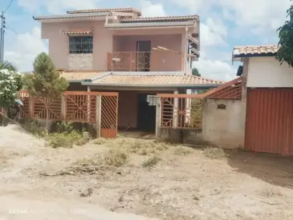 Casa sobrado espaçosa com varanda, garagem